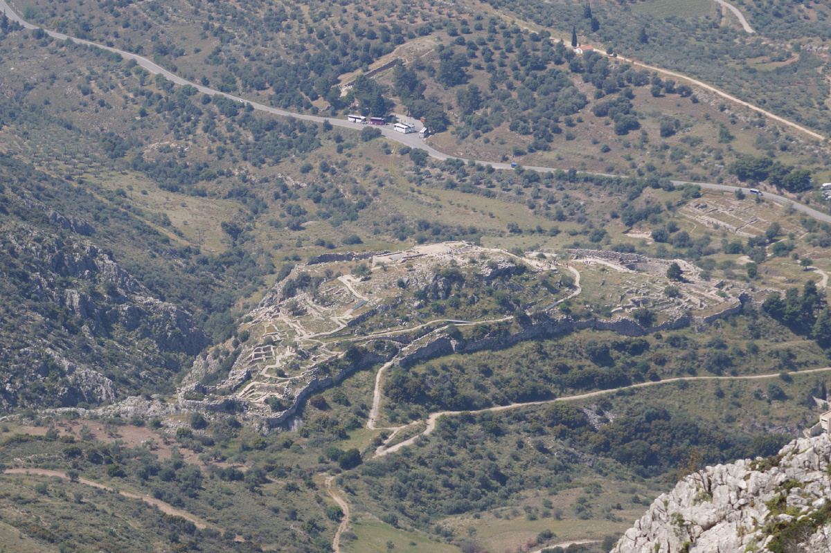 Рис. 2. Вид на развалины Микен с воздуха.