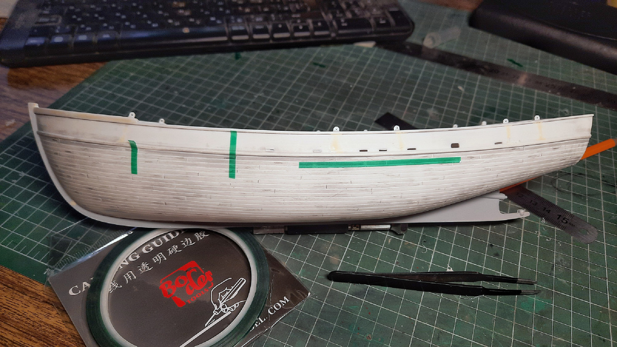 Корпус баркаса в процессе нарезки расшивки