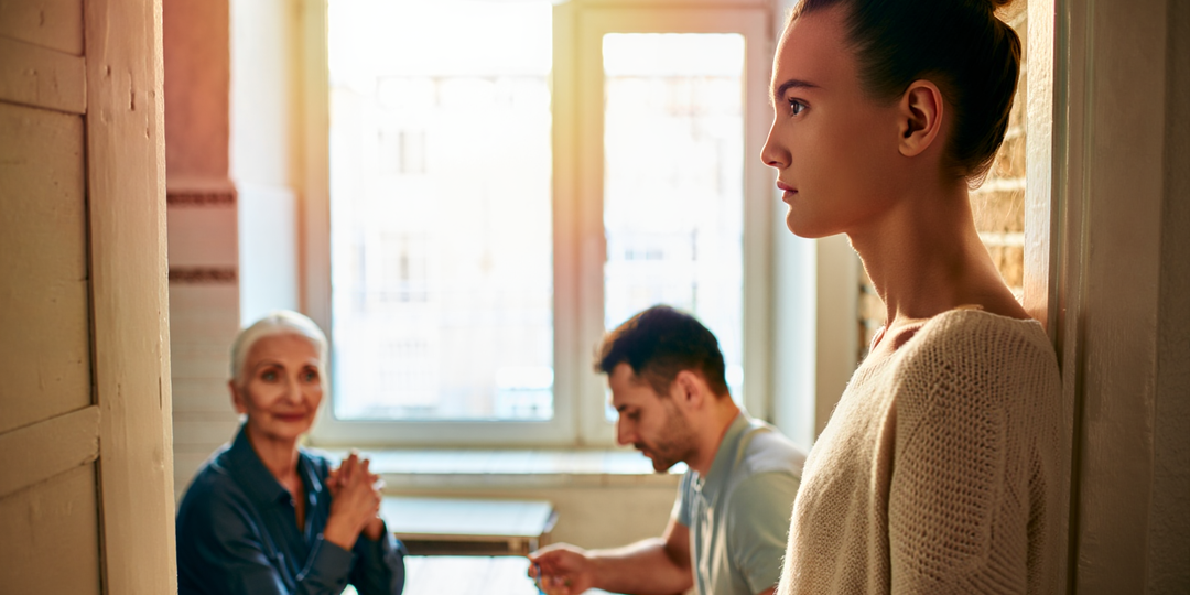 «Ты же сама говорила, что любишь его — вот и терпи», — бросила свекровь, когда я плакала в ванной