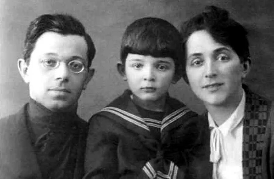 Маленький Аркадий с родителями. Изображение взято из открытых источников