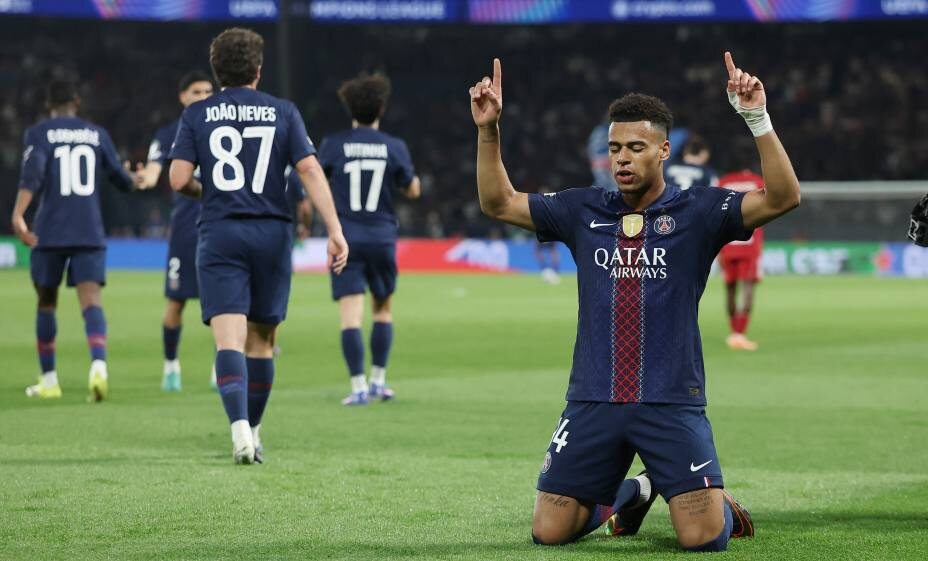    Нападающий «ПСЖ» Дезире Дуэ празднует гол. Фото: Reuters