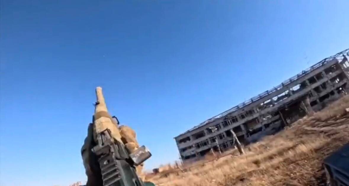 Боец ВС РФ ведет огонь по дрону