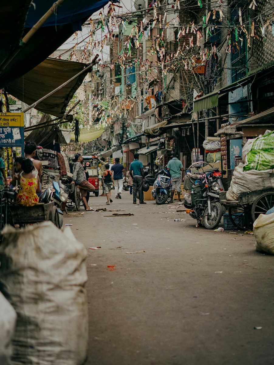С первого взгляда кажется, что здесь нет никаких правил. Но местные двигаются в этом потоке так, будто всё под контролем.