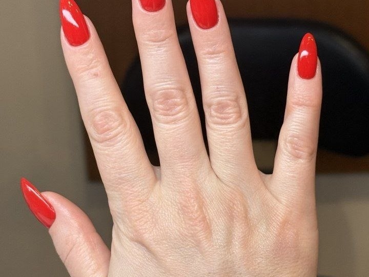 🔴 Красный цвет и все его оттенки для ногтей вновь на пике популярности