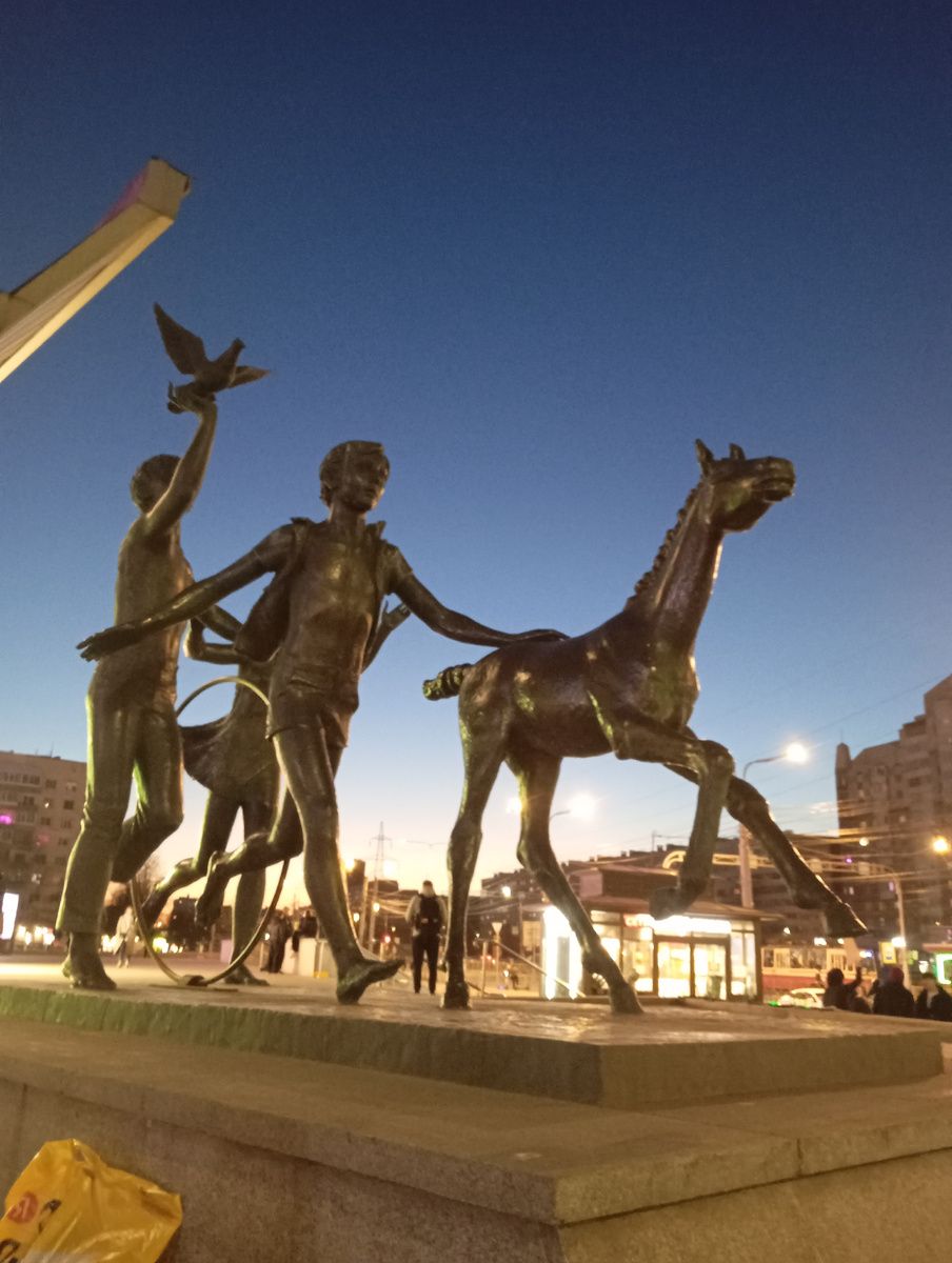 Скульптурная группа у метро Пионерская,Петербург.