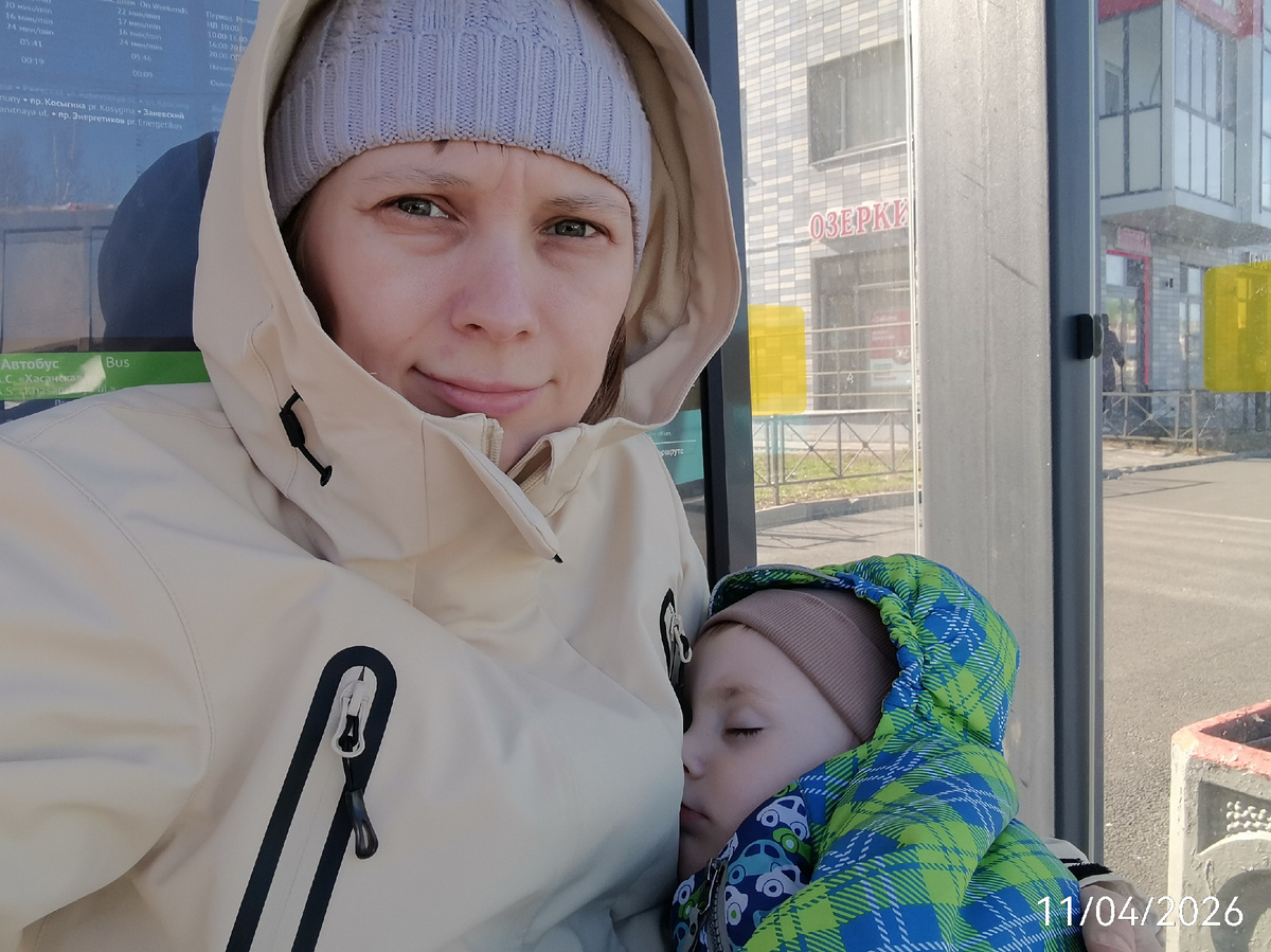 Ездили стричься с Агнией. Под сон подстроиться не получилось. Пришлось спать в автобусе и досыпать на остановке. Тащить сына я не силах. Сон на улице полезен) 