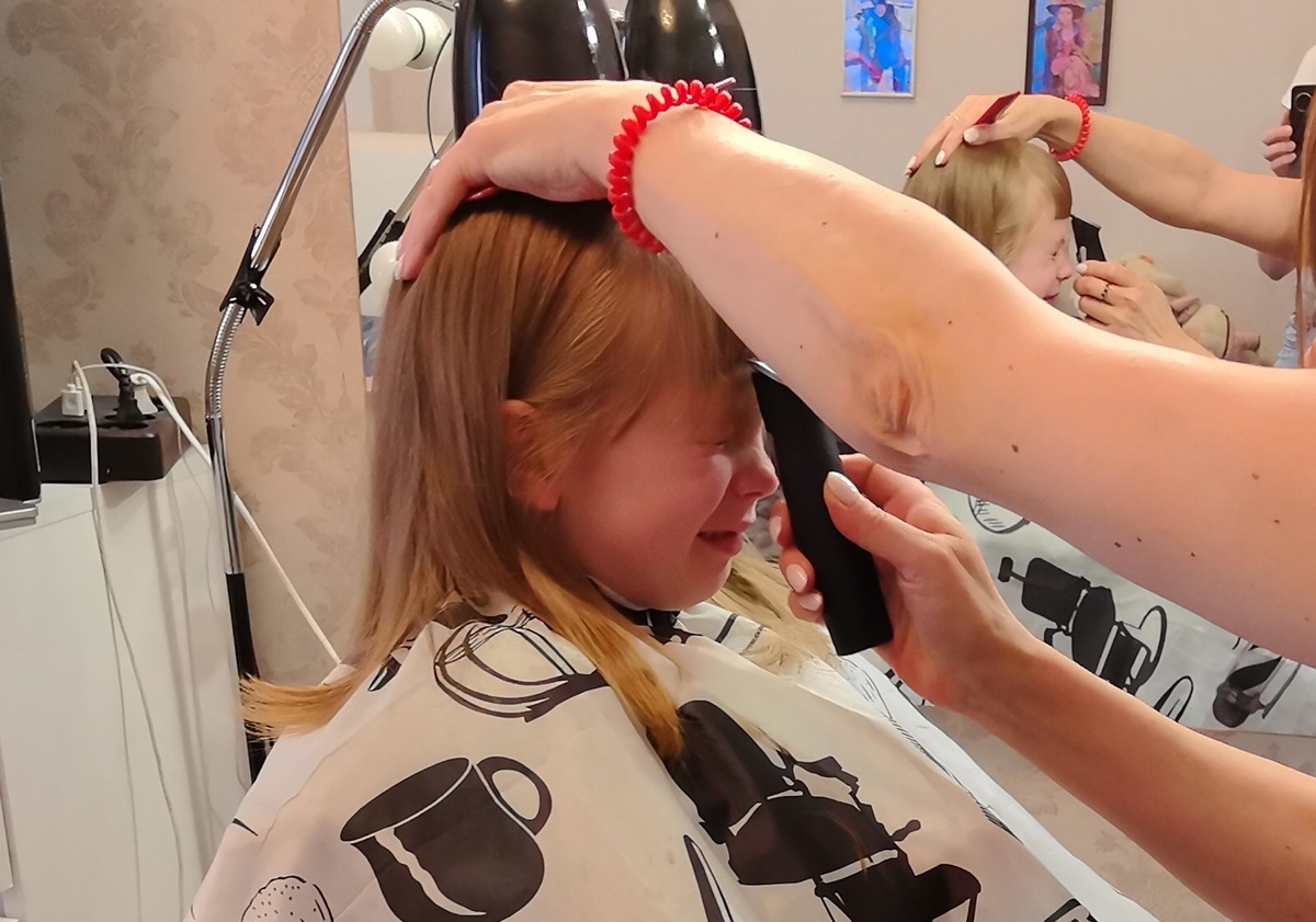 Костя к стрижкам лояльно относится, а вот Агния страдает всегда. Стрижет родственница-парикмахер. 