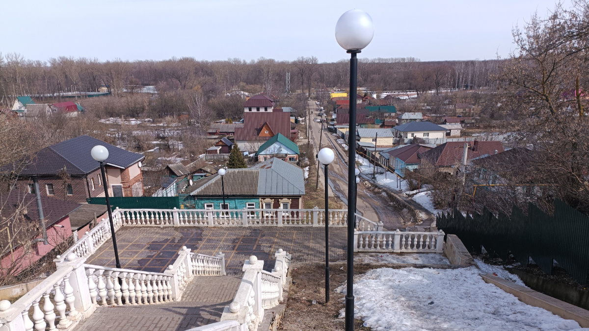 Вид на набережную  с белой лестницы