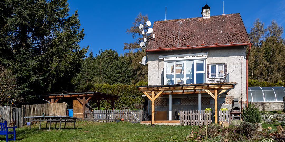 На чешской даче есть мангал. Но шашлыков там нет. Рассказываю, что вместо этого