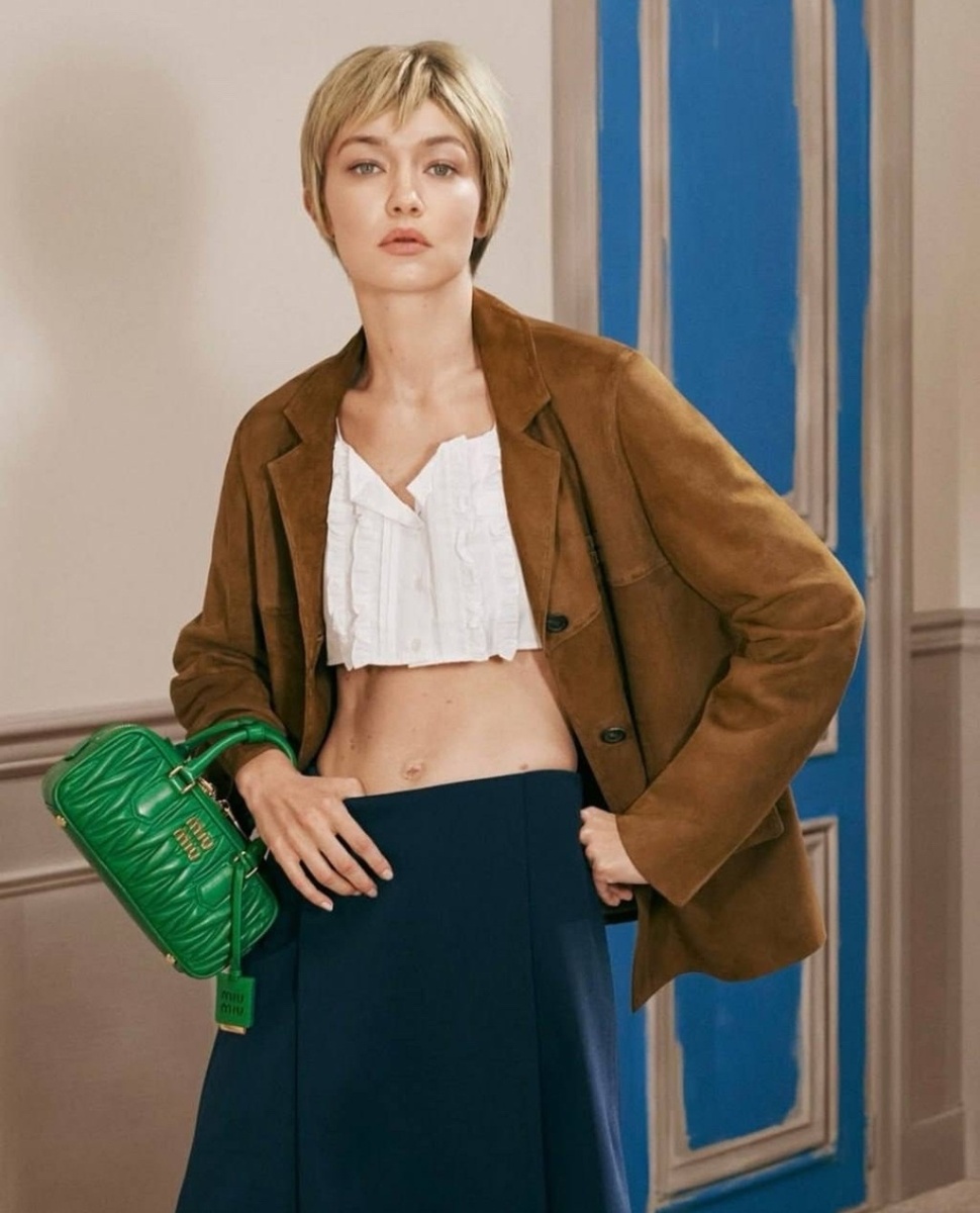 Джиджи Хадид на промо Miu Miu Leather Goods 2026. Материал: Miu Miu.