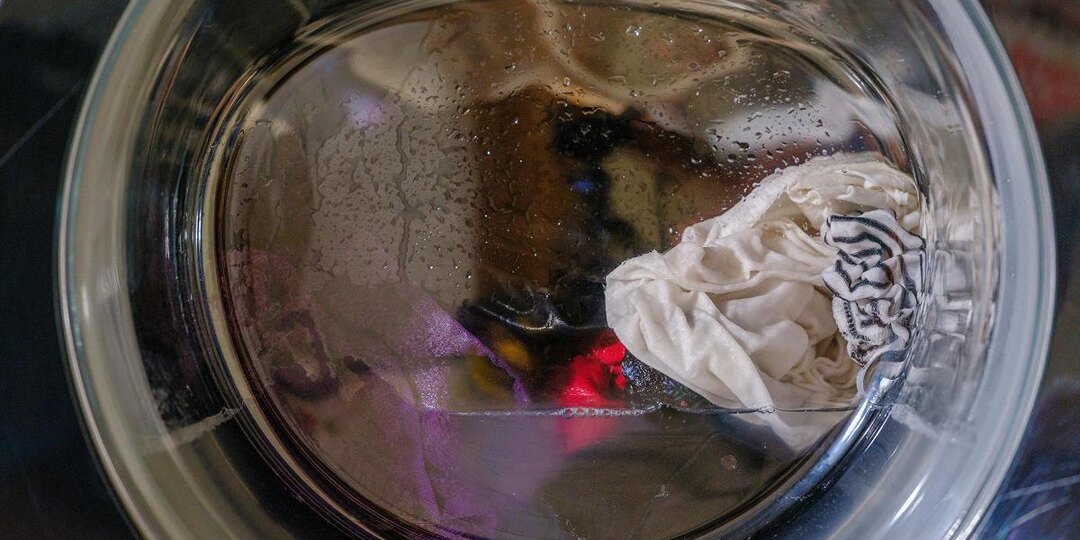 Годами мучились с плесенью в стиралке, пока не попробовали это: что залить в барабан