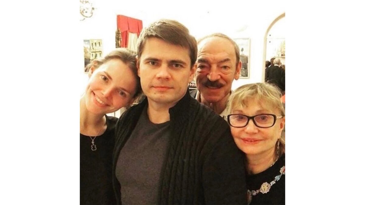 Михаил Боярский с женой и детьми