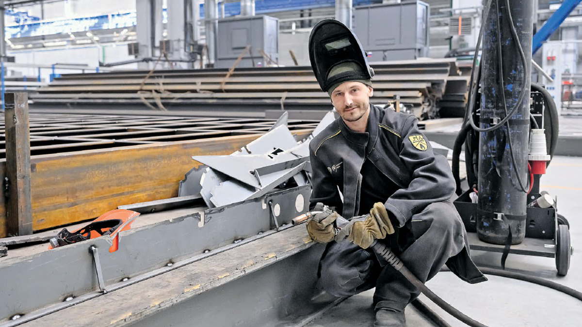    Сварщик Илья Приколотин варит корпус будущего электрического речного судна «Москва 1.0» на Московской судостроительной верфи / Фото: Дмитрий Дубинский / Вечерняя Москва