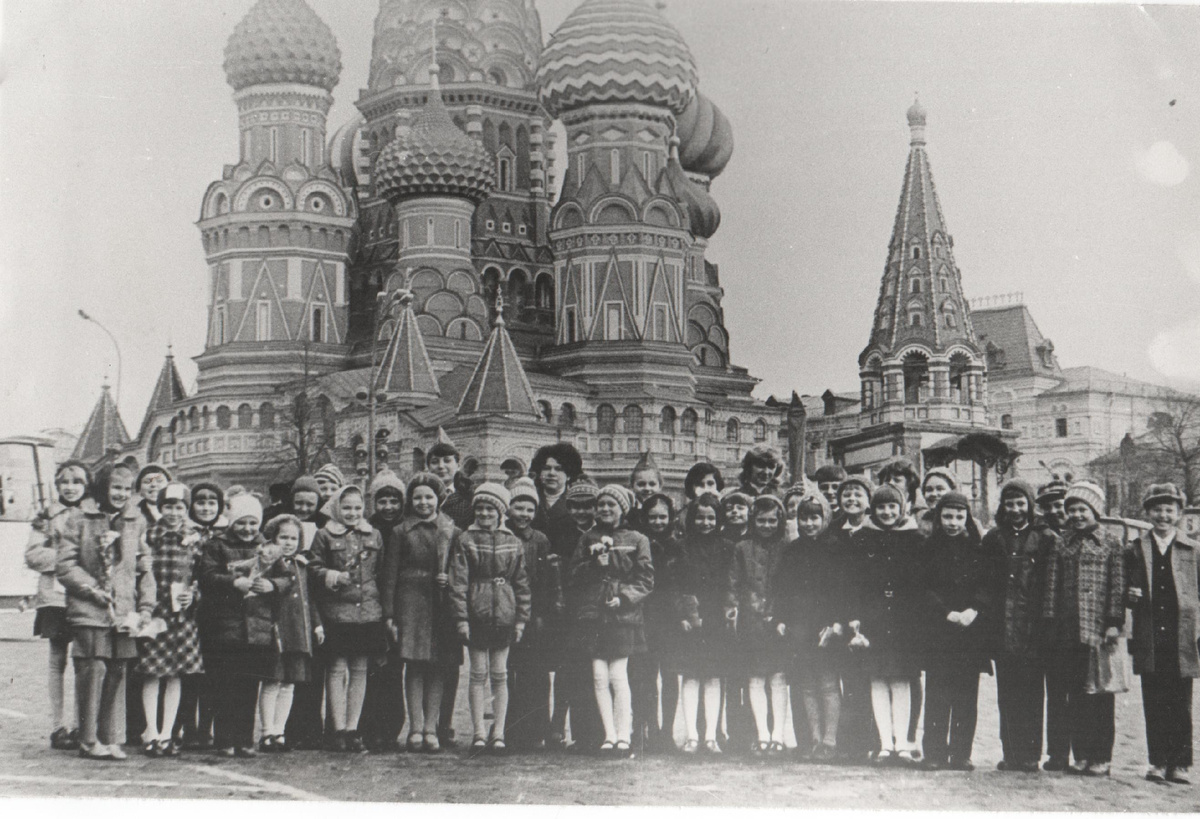 1981. Красная площадь. Мой класс после церемонии приёма в пионеры. Я маленькая, шестая слева.