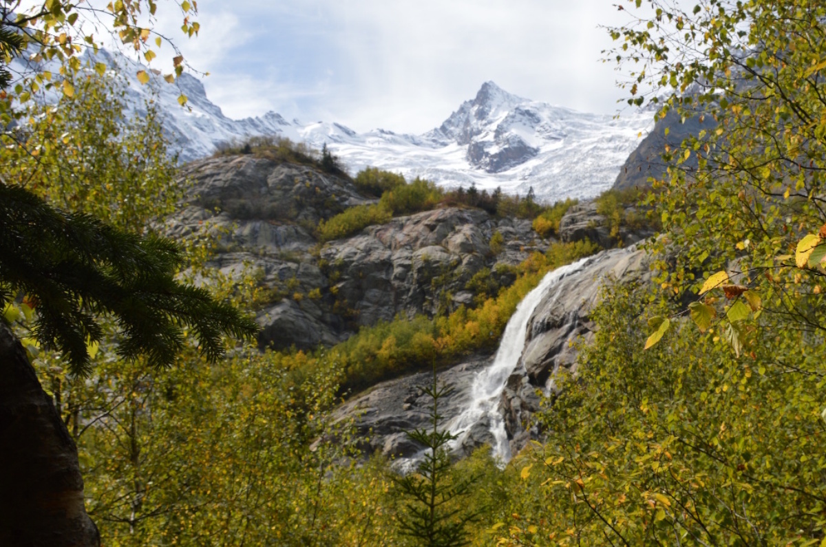 Алибекский водопад в ущелье.