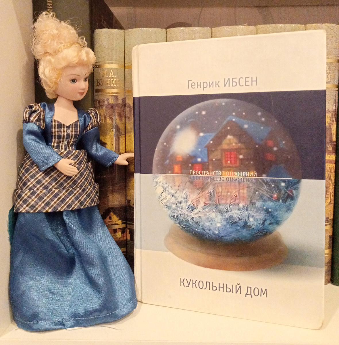 Фарфоровая "дама эпохи" 19 в. Нора из пьесы Г. Ибсена "Кукольный дом" (1879)