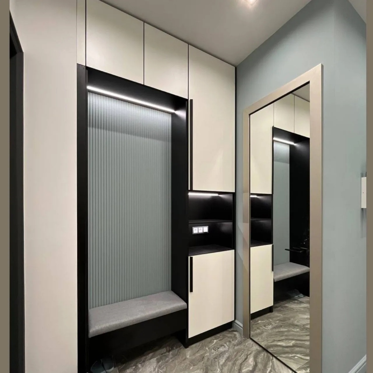 Мебель для прихожей выполнена из ЛДСП. Стеновая панель из МДФ с плёнкой. Фото нашей работы.