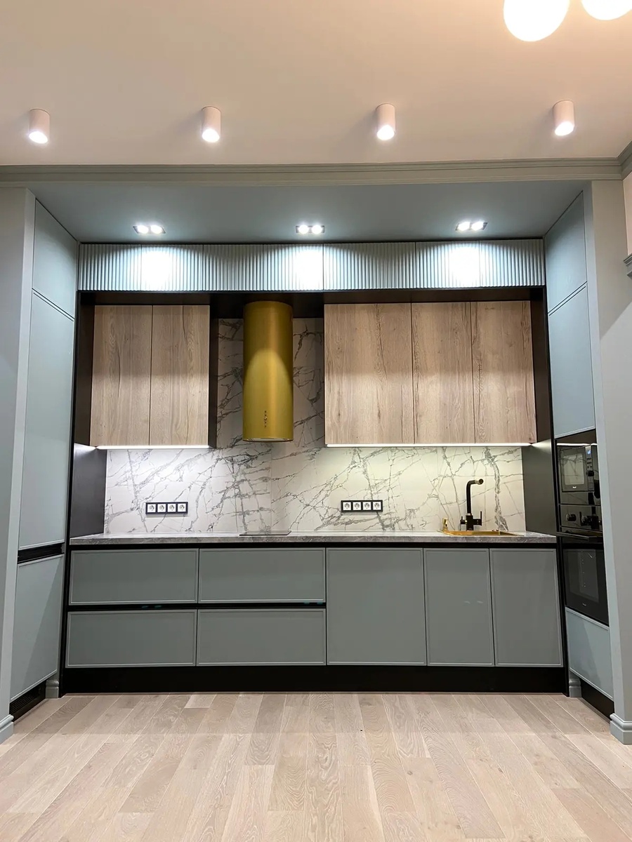 Кухня: корпус и верхние фасады выполнены из ЛДСП складской программы. Нижние фасады и пеналы из МДФ с эмалью. Верхние антресольные фасады из МДФ с эмалью и фрезеровкой "Волна". Фото нашей работы.