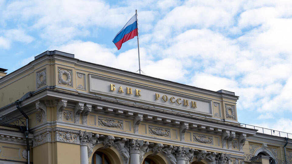     Центробанк понизил курс доллара до 75,85 рубля на 15 апреля ИЗВЕСТИЯ/Эльмира Закирова