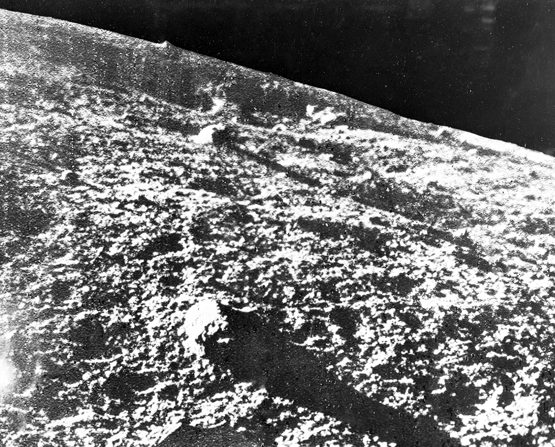 Первая в мире панорама лунной поверхности, переданная станцией «Луна-9»