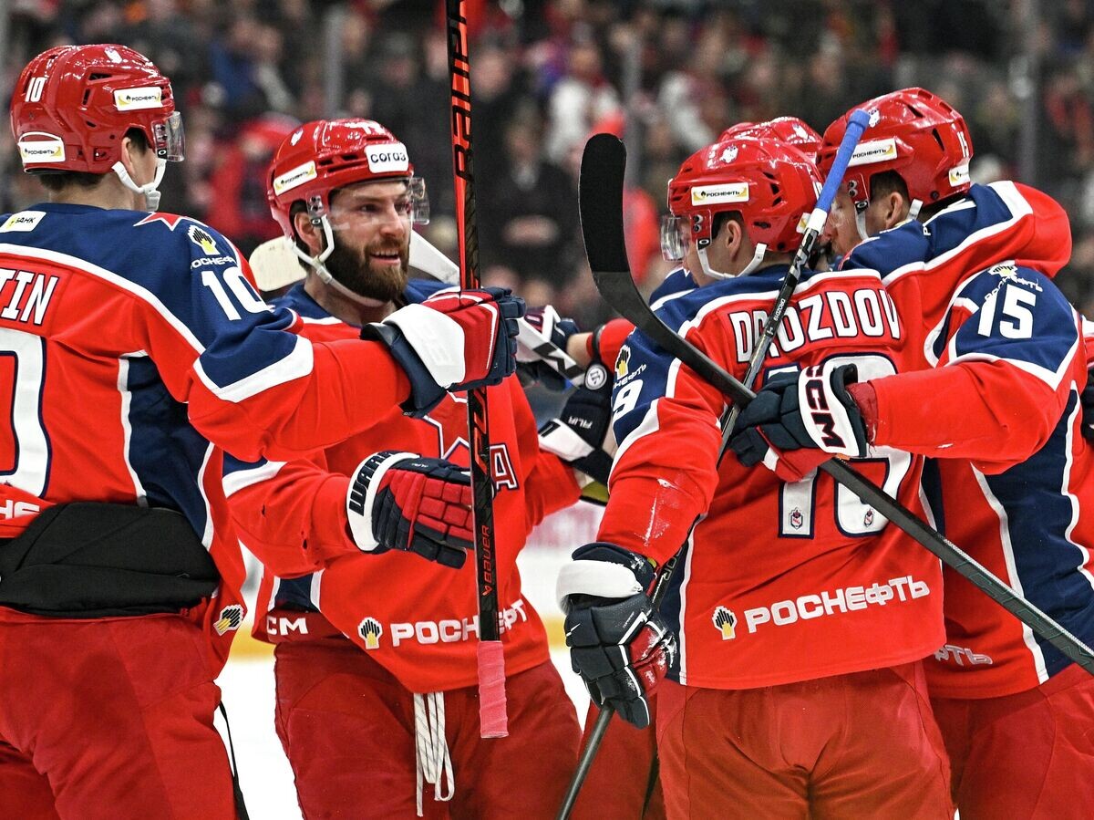    Хоккеисты ЦСКА празднуют гол | © РИА Новости / Сергей Бобылев