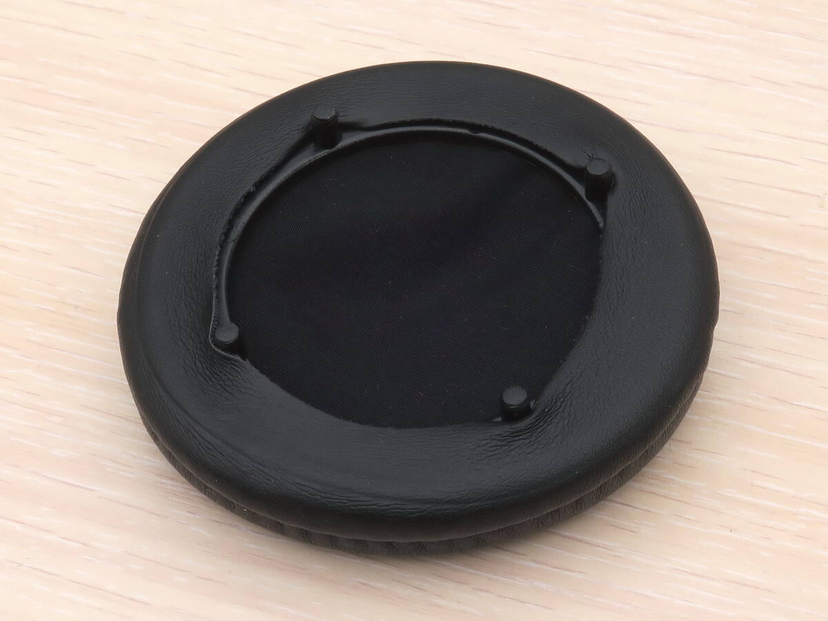 Снятый амбушюр наушника