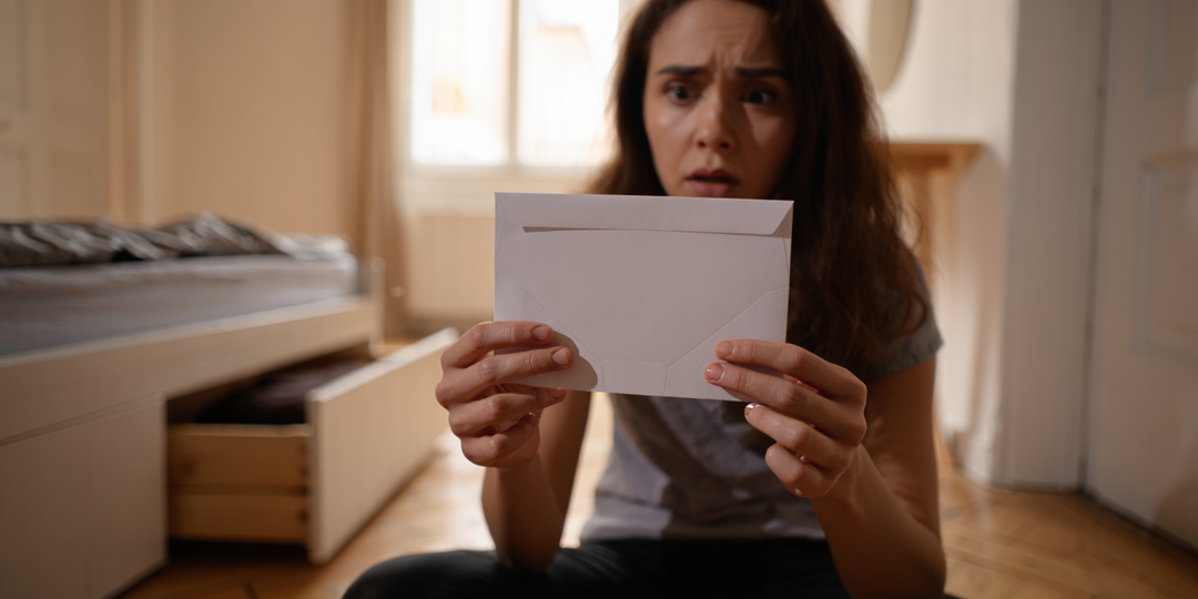 Свекровь появилась в воскресенье в полдень — с двумя клетчатыми баулами и запахом нафталина.