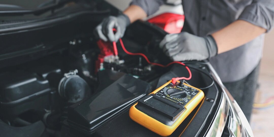Аккумулятор садится за ночь? Как найти утечку тока в автомобиле и не угробить АКБ