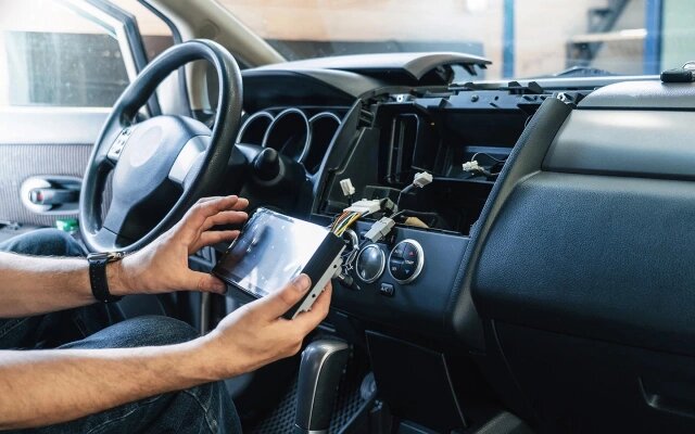 Утечку тока может вызвать вмешательство в электрику автомобиля (Фото: DedMityay / Shutterstock / FOTODOM)