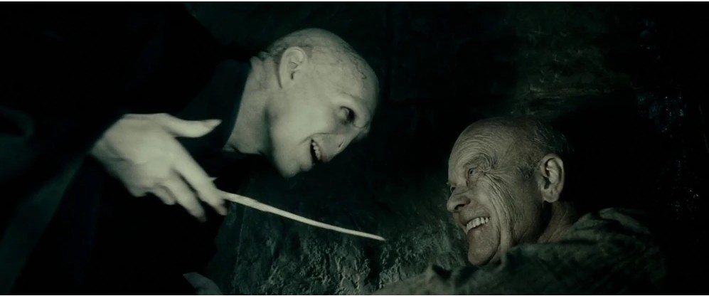 Волан-де-Морт наведывается к Грин-де-Вальду в тюрьме