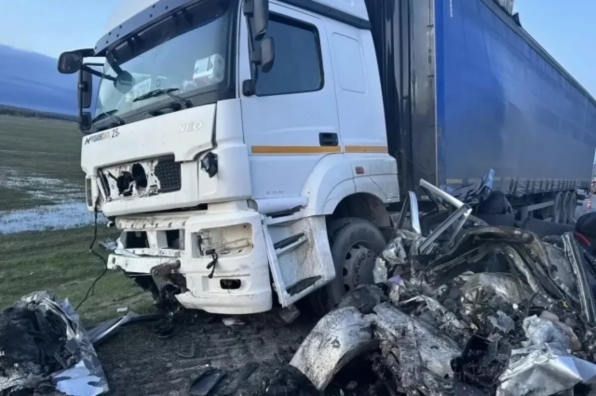    Легковой автомобиль оказался смятым под грузовиком.