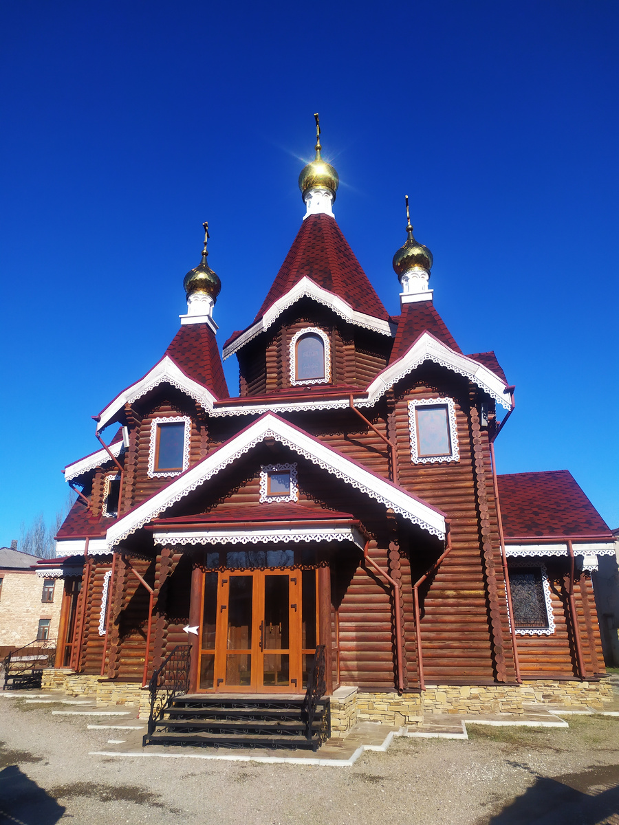 Деревянный храм в честь Владимирской иконы Божией Матери.