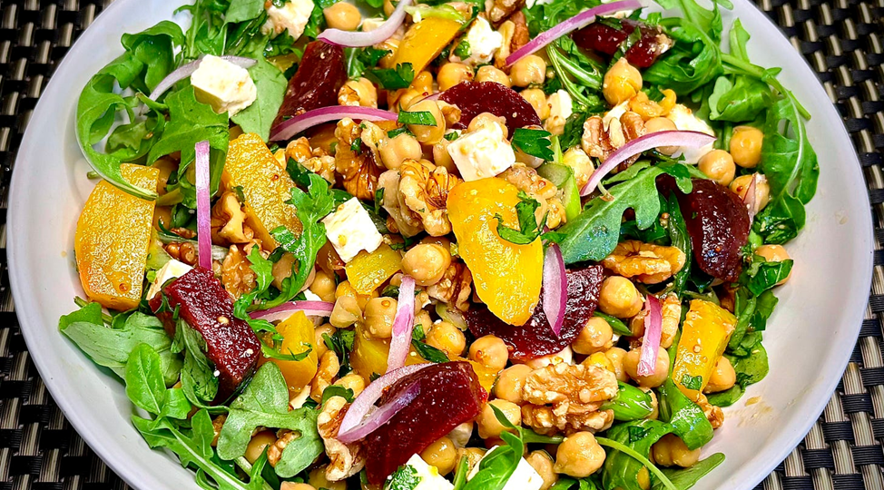 Салат из свёклы, нута и феты