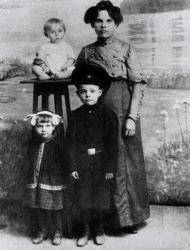 1914 год. Восьмилетний Лёня с мамой Натальей, младшим братом Яковом (1912-1993) и сестрой Верой (1910-1997)

