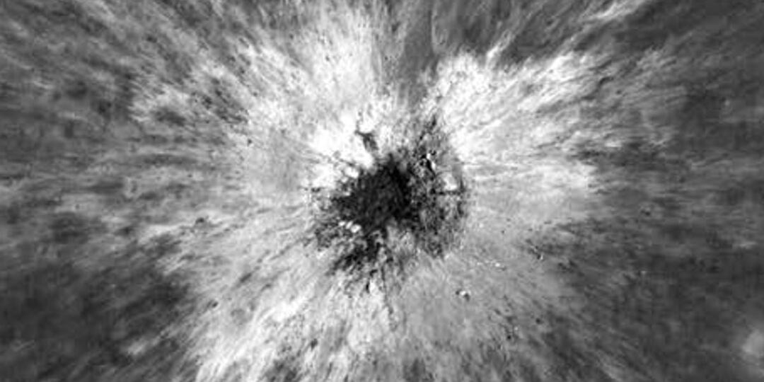 Астрономы нашли на Луне редкий "свежий" кратер диаметром 225 метров