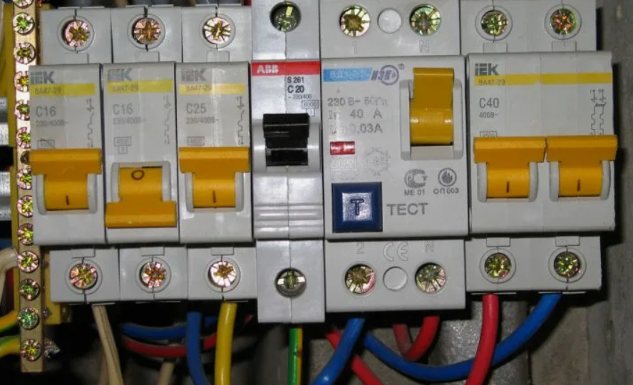 Почему УЗО должно быть номиналом выше вводного автомата: физика, логика и ваша безопасность