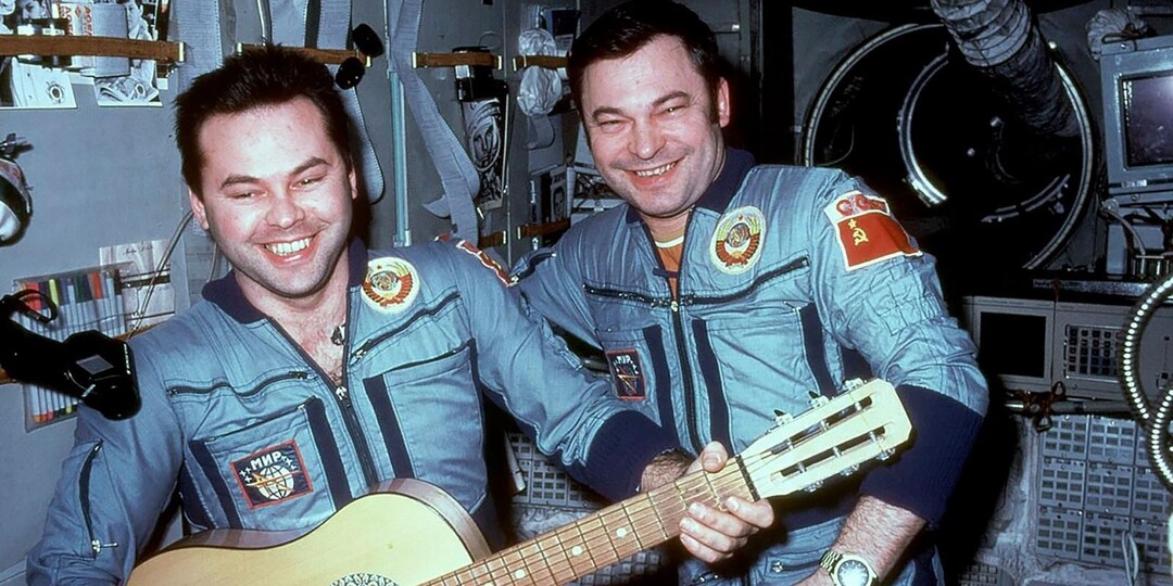 От гитары и футбольного мяча до шахмат и бюста Гагарина: семь земных вещей, которые космонавты взяли с собой на орбиту