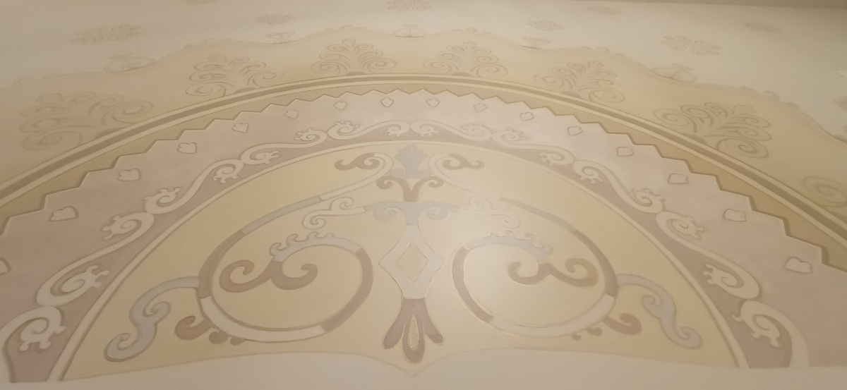 Роспись стены "Солнечный щит" - это портрет и дух дома 