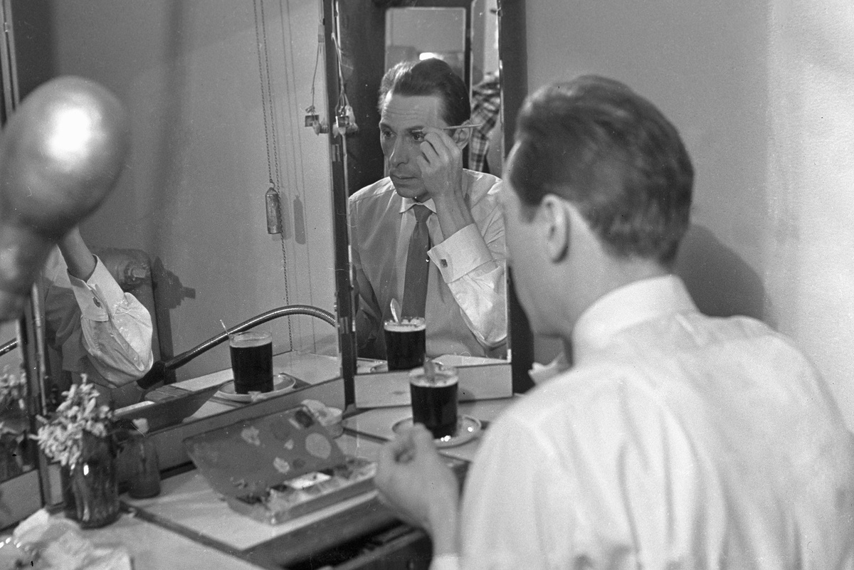    Главный режиссер Московского театра "Современник", актер Олег Ефремов гримируется перед выходом на сцену./Галина Кмит/РИА Новости