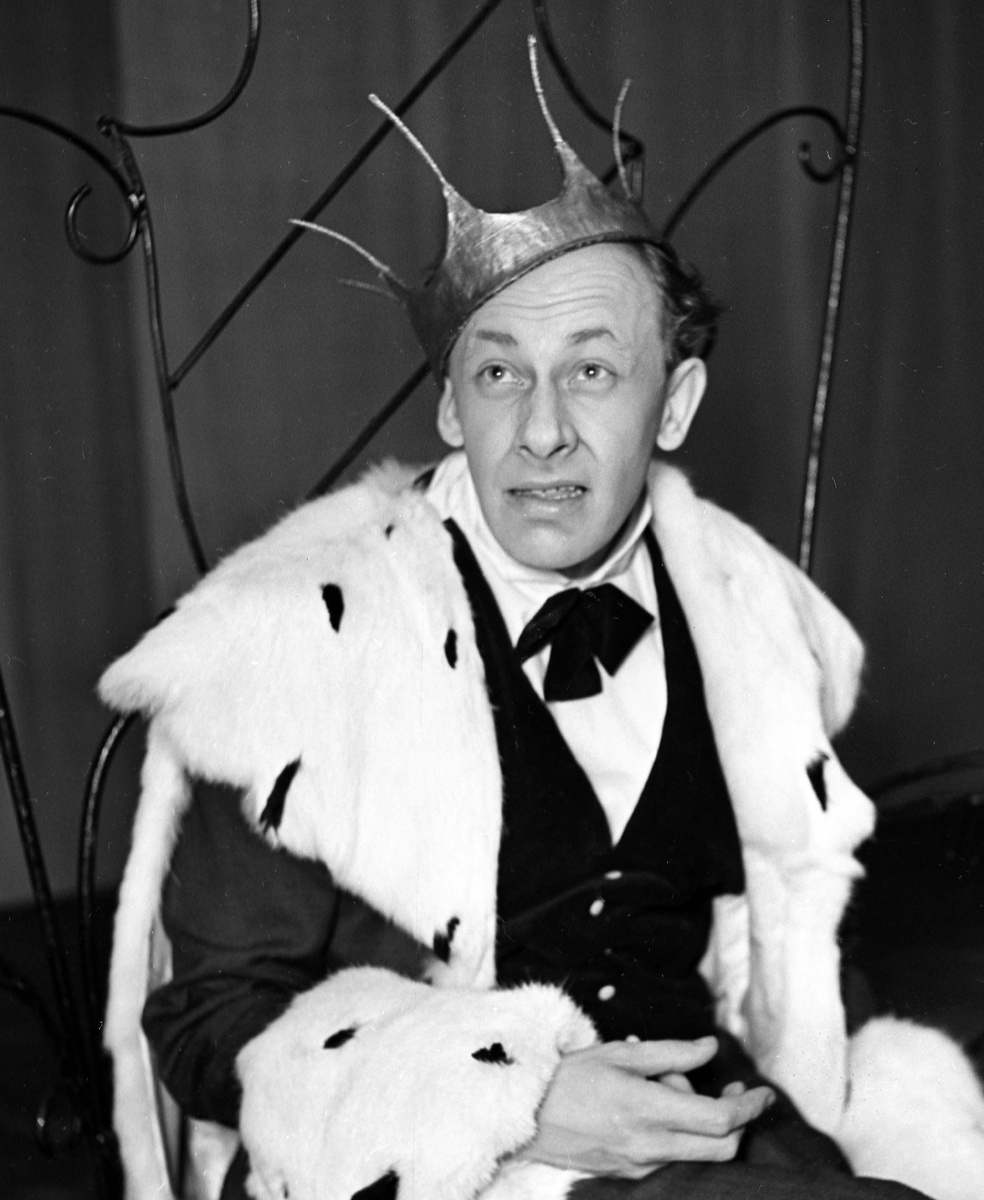    15 марта 1960 года. "Современник" ставит "Голого Короля". Сатирическая постановка с узнаваемыми характерами, типами и ситуациями вполне могла привести к закрытию молодого театра-студии, у которого на тот момент даже не было своего помещения. Но, как напишет в своих воспоминаниях Олег Табаков, очень удачно министром культуры СССР тогда, когда разгорался скандал, стала благоволившая Ефремову Екатерина Фурцева. /Юрий Абрамочкин/РИА Новости