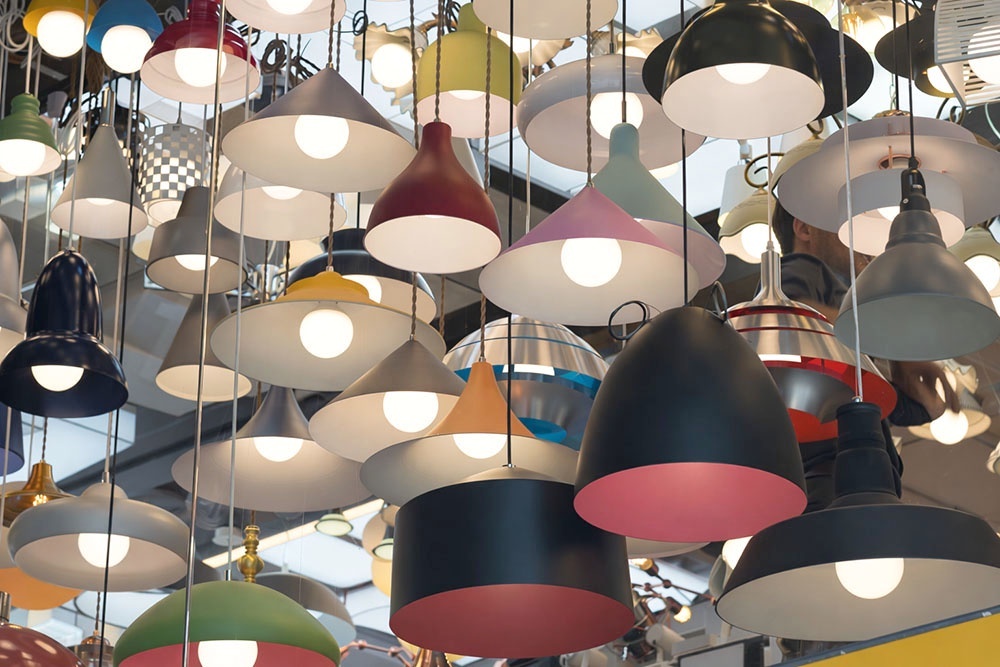    Подвесной потолочный светильник - стильная деталь интерьера. / iStock