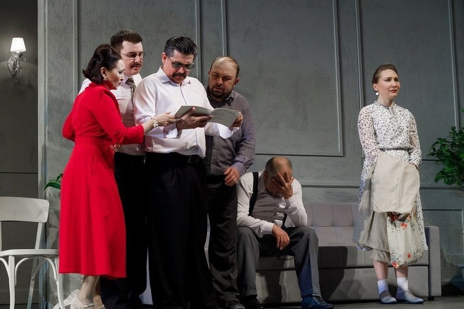    Определить, кто чаще всего будет зачинщицей конфликтов, легко. В красном платье — Гульчачак Хафизова. Далее — Эдуард Никитин, Ирек Хафизов, Алмаз Фатхуллин, Ренат Шамсутдинов и Альбина Гашигуллина. предоставлено пресс-службой театра К.Тинчурина