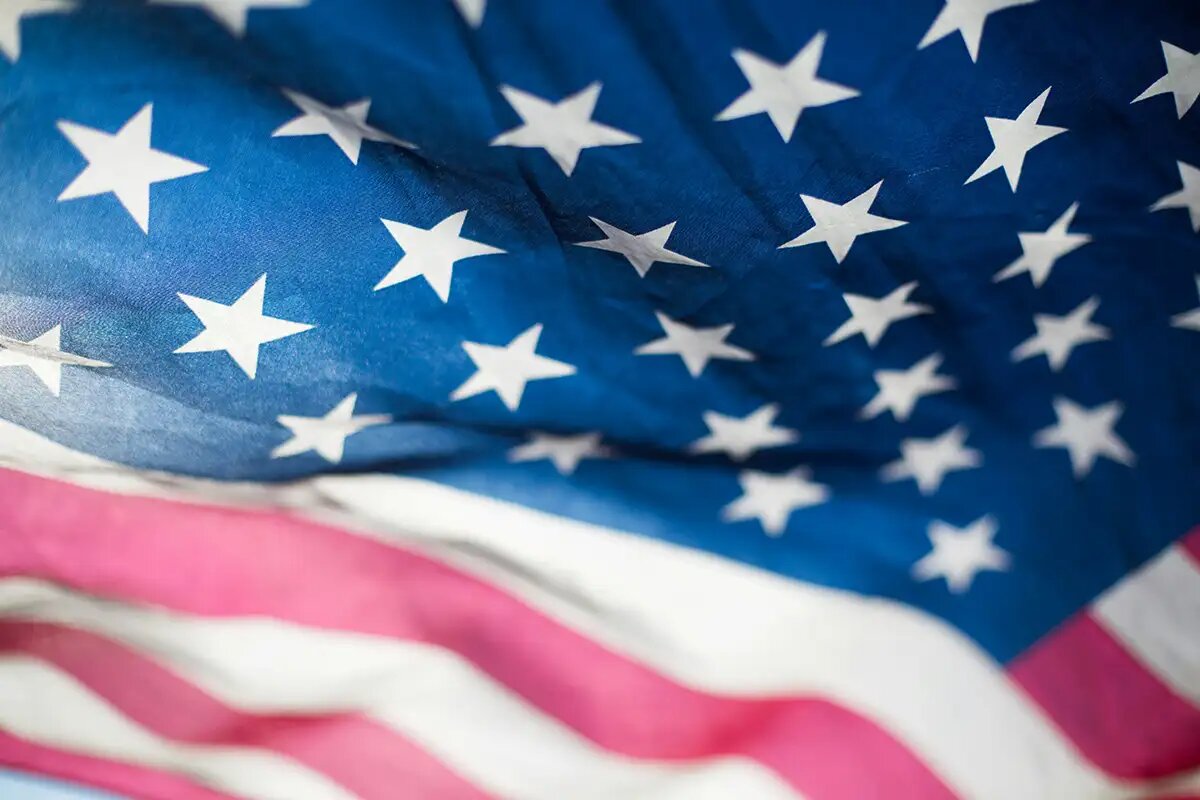    Государственный флаг США. © Unsplash.com / Lucas Sankey