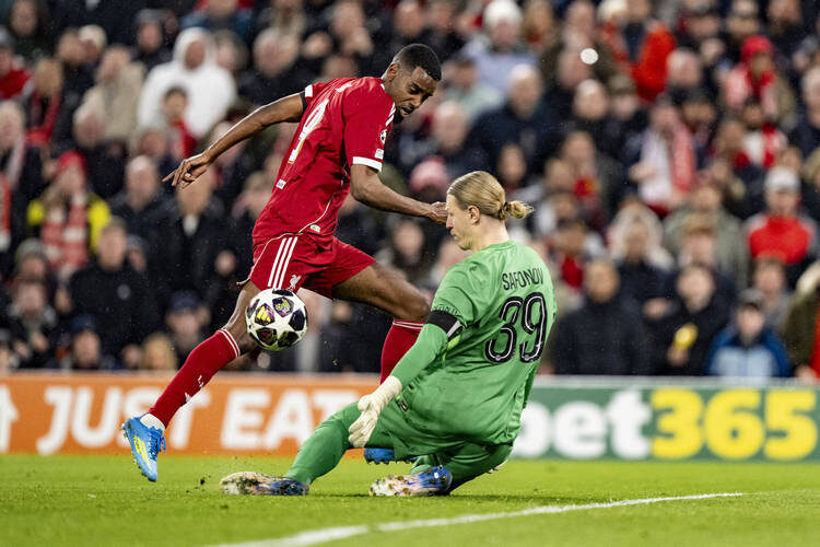    Александар Исак (слева) и Матвей Сафонов / фото: Will Palmer/Sports Press, globallookpress.com