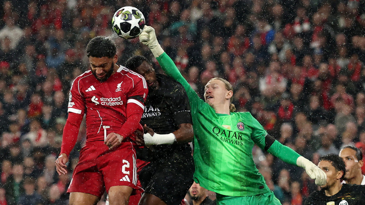    Матвей Сафонов и Вильян Пачо в борьбе с Джо Гомесом. Reuters