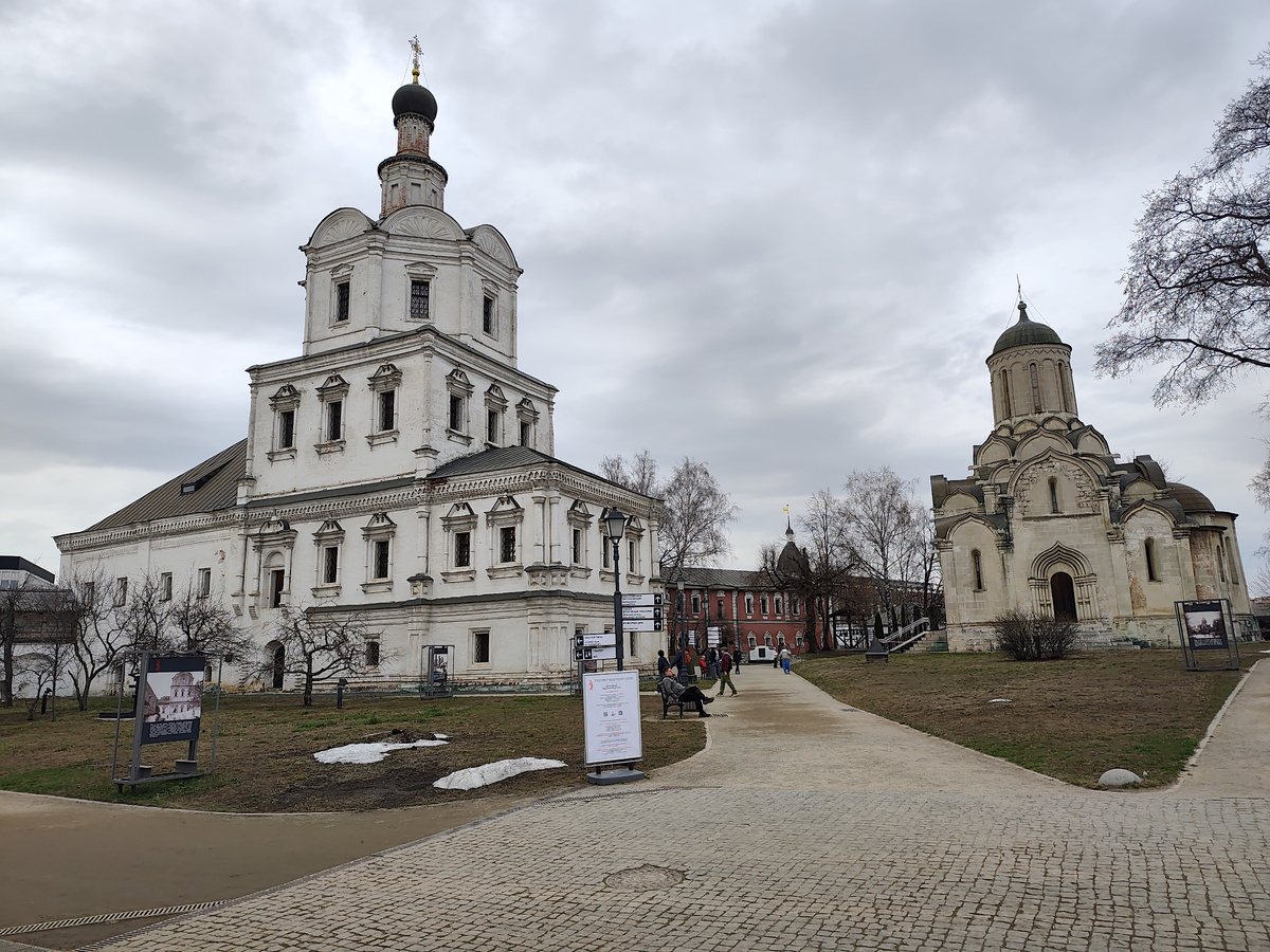 Здание Музея имени Андрея Рублева (слева)