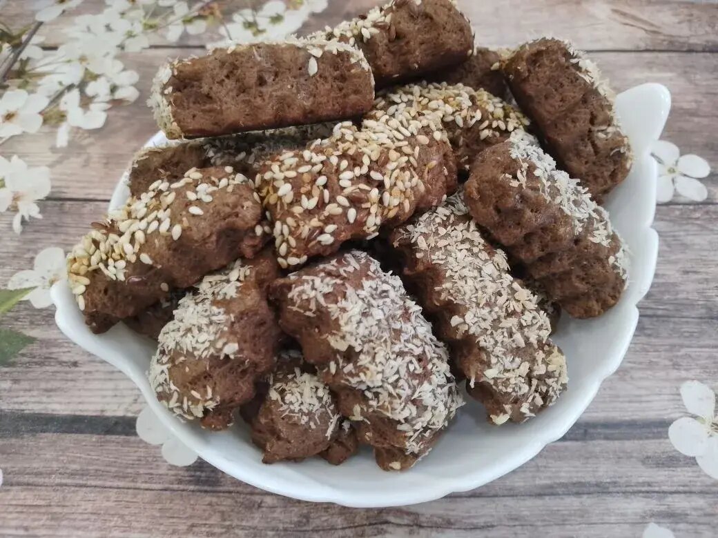 Шоколадное песочное печенье с кунжутом и кокосовой стружкой