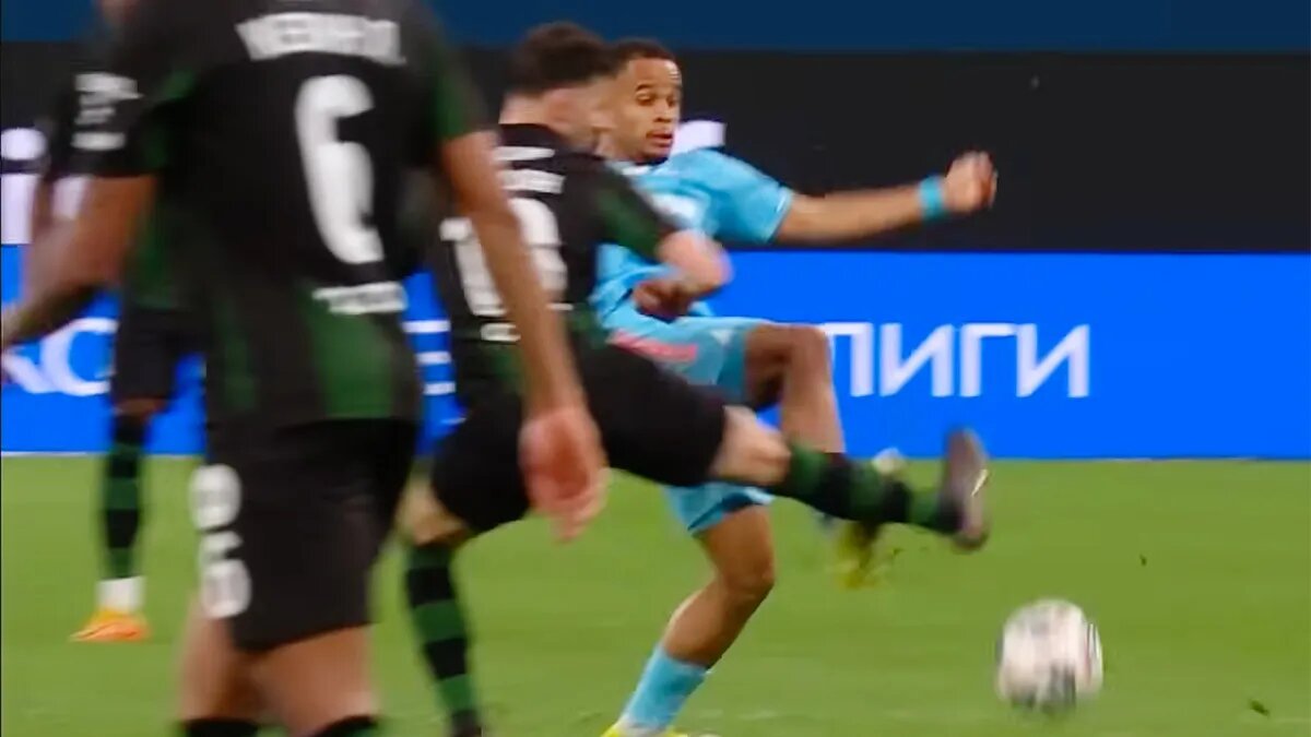 Стык Педро и Сперцяна, в результате которого полузащитник "Зенита" был удален. Фото Матч ТВ 