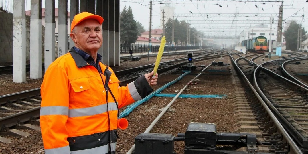 Пенсионер отсудил у РЖД 3,5 млн за то, что его заставили перейти на срочный договор, а потом уволили