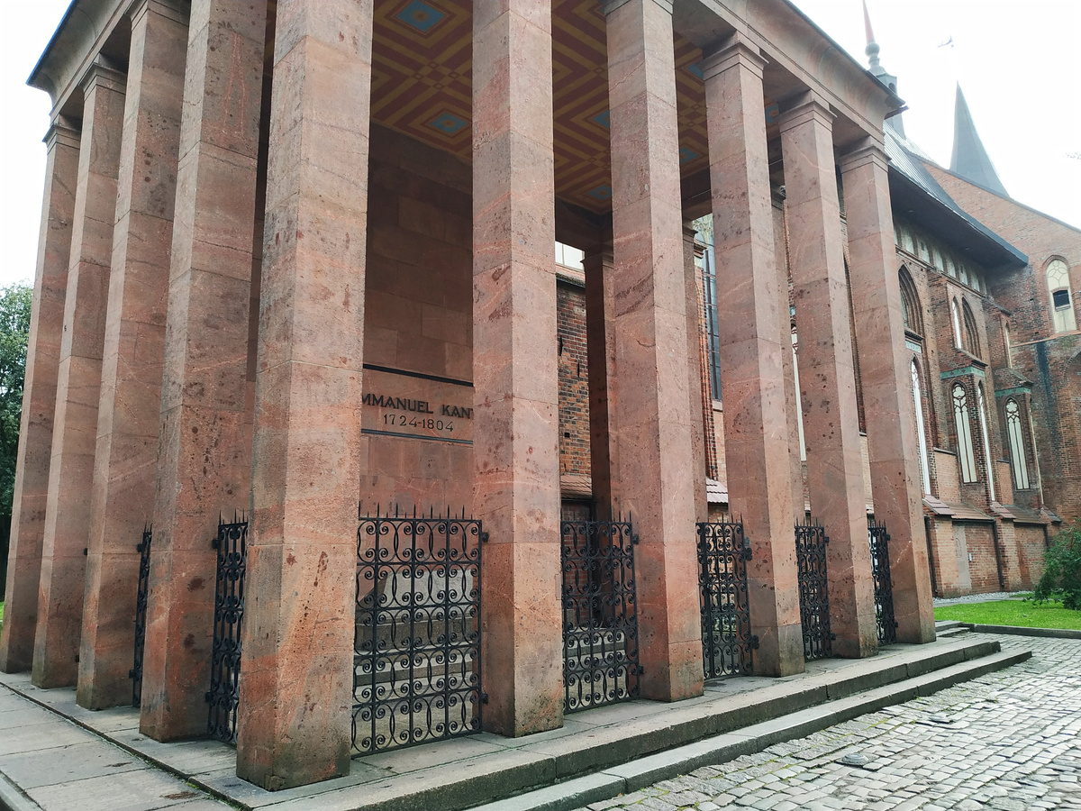 По левой стороне установлено не 4, как с правой, а 5 колонн. Итого - 13. Фото Стебнева с сайта https://commons.wikimedia.org/